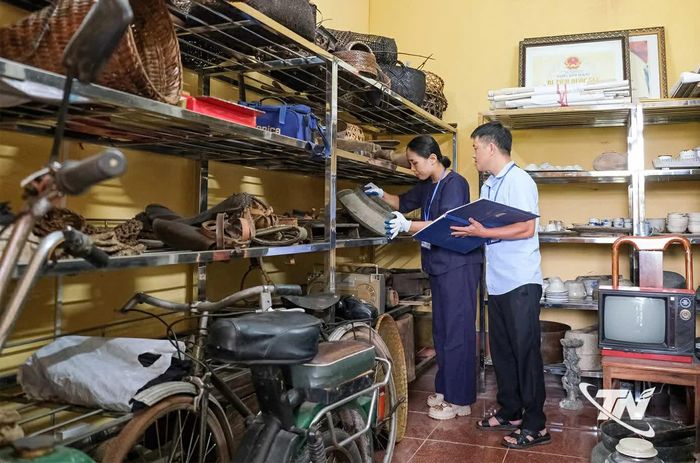 Cán bộ Ban Quản lý các khu di tích quốc gia đặc biệt tỉnh Thái Nguyên kiểm kê hiện vật lịch sử.
