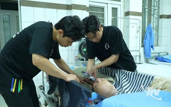 Những bệnh nhân hôn mê cũng được các thành viên CLB hỗ trợ cắt tóc, cạo râu.