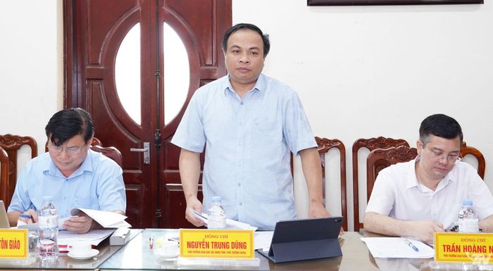 Thành viên Đoàn giám sát trao đổi tại buổi làm việc.