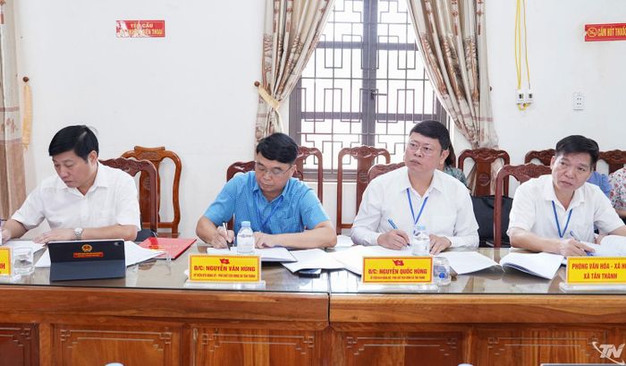 Các đại biểu tham dự buổi giám sát.