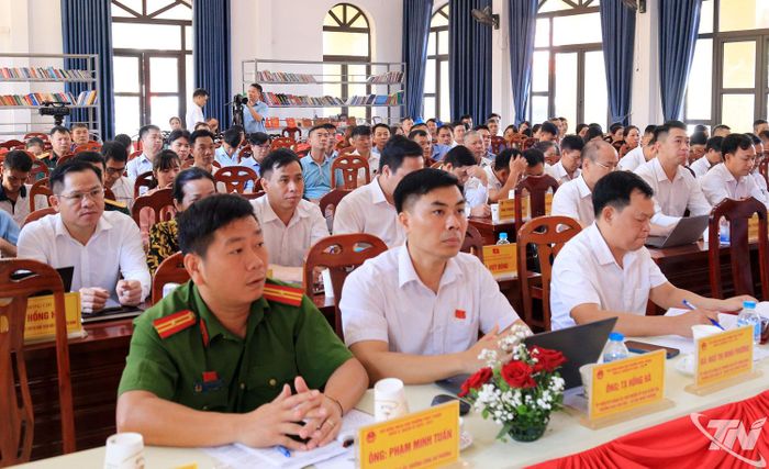 Đông đảo cán bộ, công chức, viên chức và người hoạt động không chuyên trách ở cơ sở phường Phúc Thuận dự Hội nghị tiếp xúc cử tri với đại biểu HĐND tỉnh, tháng 7/2026.