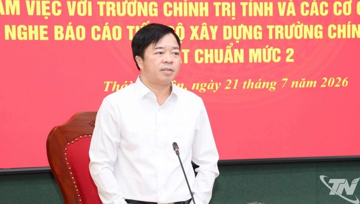 Đồng chí Bùi Văn Lương phát biểu kết luận Hội nghị.