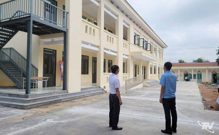 Công trình nhà học hai tầng với 9 phòng học tại Trường THCS Phú Đô đang được khẩn trương hoàn thiện, đưa vào khai thác sử dụng trong năm học 2026 - 2027.