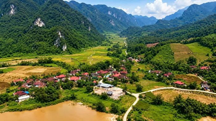 Làng nhà sàn xóm Kim Sơn, xã Thần Sa.