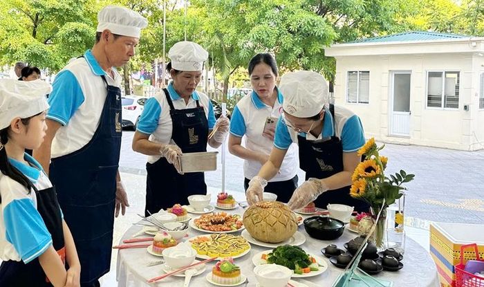 Hội viên phụ nữ tham gia cuộc thi nấu ăn với chủ đề “Vị nhà” nhân Ngày Gia đình Việt Nam. Ảnh: Thanh Thảo