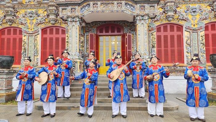 Biểu diễn Nhã nhạc trước điện Kiến Trung. Ảnh: Liên Minh
