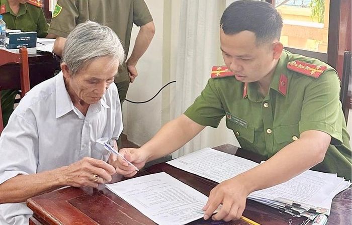 Cán bộ, chiến sĩ Công an phường Phong Phú hỗ trợ thu nhận mẫu sinh phẩm ADN thân nhân liệt sĩ chưa xác định thông tin. Ảnh: Minh Anh