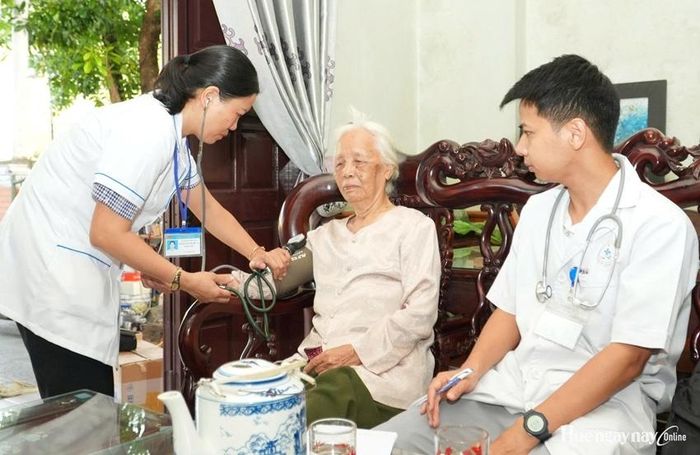 Cán bộ y tế tận tình khám, tư vấn sức khỏe tại chương trình