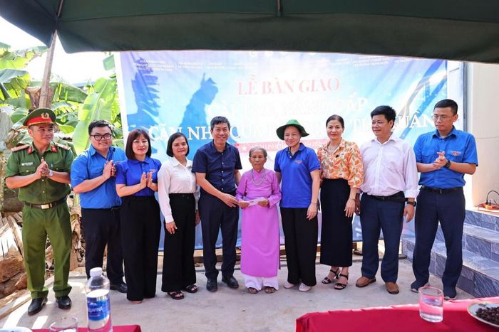 Đoàn tình nguyện bàn giao công trình sau khi được cải tạo, nâng cấp cho cụ bà Trần Thị Xuân tại xã Vĩnh Linh, tỉnh Quảng Trị (Ảnh: Chi đoàn Cục Phòng vệ thương mại)