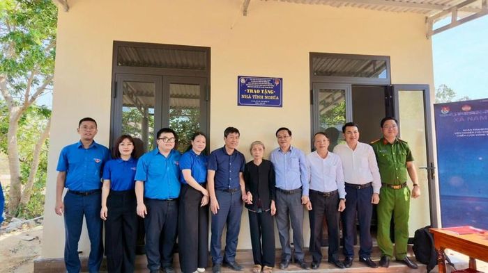 Đoàn tình nguyện trao tặng nhà tình nghĩa cho cụ bà Nguyễn Thị Thâm tại xã Nam Cửa Việt, tỉnh Quảng Trị (Ảnh: Chi đoàn Cục Phòng vệ thương mại)