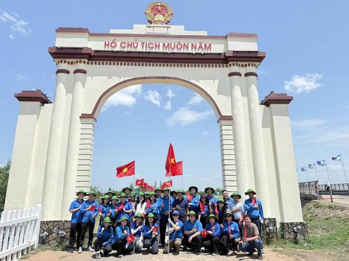Đoàn tình nguyện tham quan Cụm di tích Đôi bờ Hiền Lương - Bến Hải (Ảnh: Chi đoàn Cục Phòng vệ thương mại)