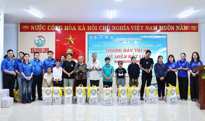 Đoàn tình nguyện trao 50 suất quà nghĩa tình cho các gia đình chính sách, gia đình có hoàn cảnh khó khăn tại xã Vĩnh Linh, tỉnh Quảng Trị (Ảnh: Chi đoàn Cục Phòng vệ thương mại)