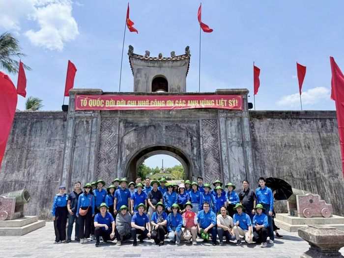 Đoàn tình nguyện tham quan và dâng hương tại Thành cổ Quảng Trị (Ảnh: Chi đoàn Cục Phòng vệ thương mại)
