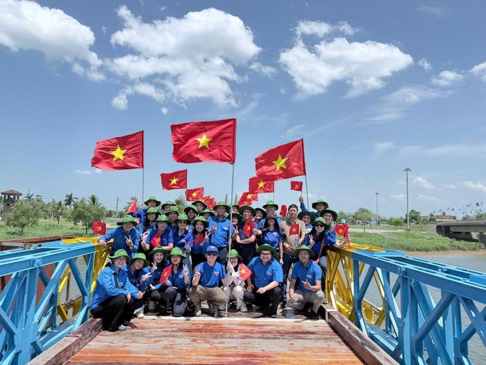 Đoàn tình nguyện tham quan Cụm di tích Đôi bờ Hiền Lương - Bến Hải (Ảnh: Chi đoàn Cục Phòng vệ thương mại)