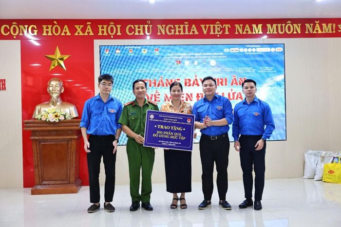 Đoàn tình nguyện trao 100 suất quà đồ dùng học tập cho các em học sinh tại xã Vĩnh Linh, tỉnh Quảng Trị (Ảnh: Chi đoàn Cục Phòng vệ thương mại)
