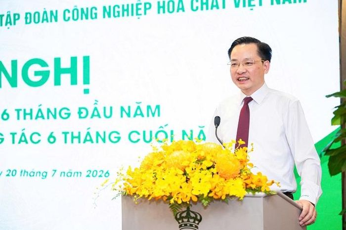 Tổng Giám đốc Vinachem Nguyễn Hữu Tú phát biểu khai mạc Hội nghị, nhấn mạnh quyết tâm hoàn thành cao nhất kế hoạch năm 2026