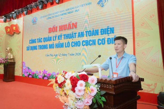 Phó Giám đốc Công ty Nguyễn Văn Tịnh phát biểu chỉ đạo tại lớp đào tạo