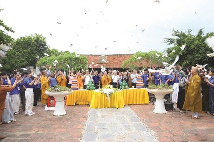 Ban Trị sự GHPGVN tỉnh Hưng Yên và các đại biểu trong nghi thức thả bồ câu hòa bình