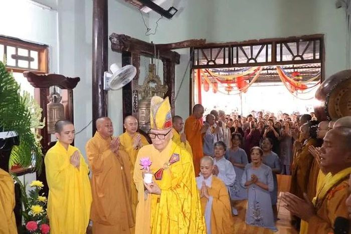 Khóa lễ cầu nguyện tại chánh điện