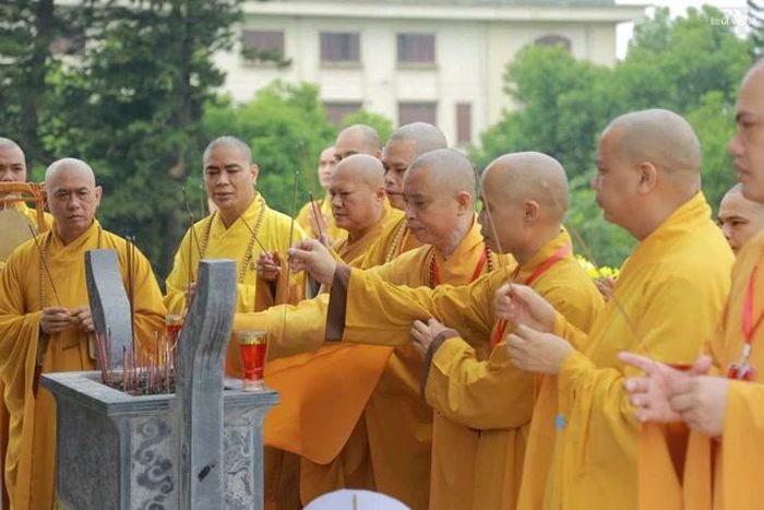 Chư tôn đức dâng hương tưởng niệm