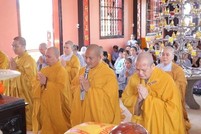 Thượng tọa Thích Lệ Duyên đại diện đoàn tác bạch cúng dường