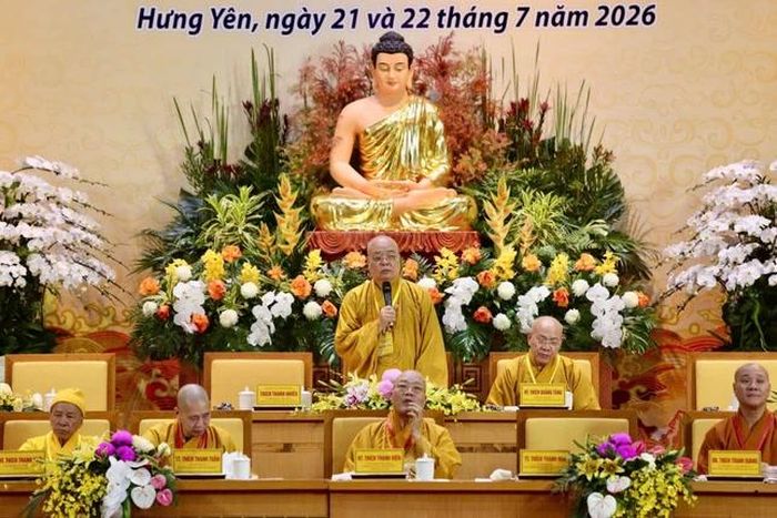 Trưởng lão Hòa thượng Thích Thanh Nhiễu lấy ý kiến biểu quyết