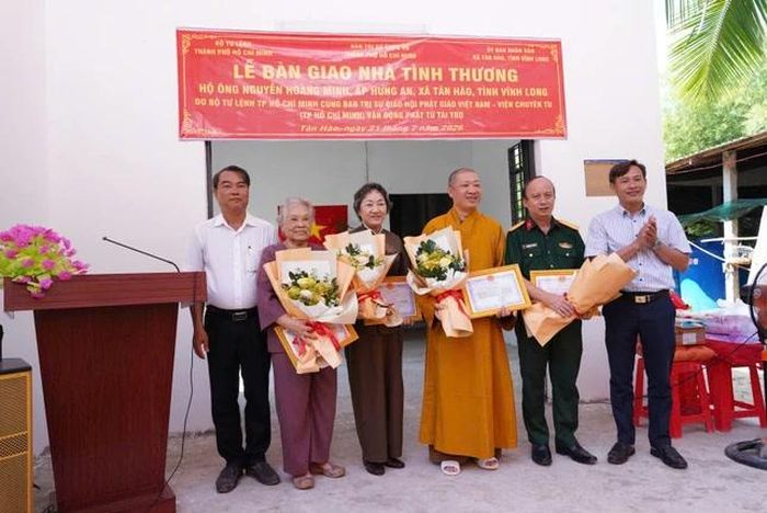 Chính quyền địa phương xã Tân Hào, tỉnh Vĩnh Long tặng hoa tri ân đại diện Ban Trị sự GHPGVN TP.HCM, Bộ Tư lệnh Thành phố và các mạnh thường quân