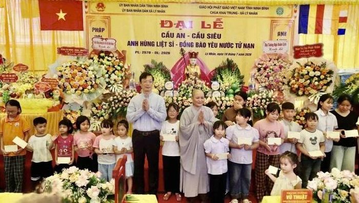 Ông Nguyễn Minh Tiến và Ni sư Thích Đàm Mai trao tặng suất quà đến các em học sinh có hoàn cảnh khó khăn trên địa bàn xã