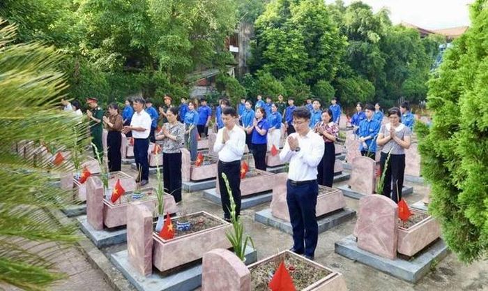 Thành kính tưởng niệm các anh hùng liệt sĩ tại Nghĩa trang Văn Lý