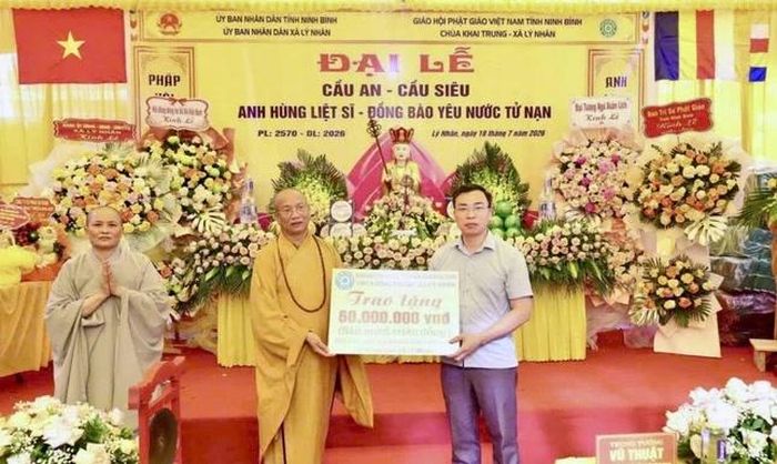 Hòa thượng Thích Quảng Hà trao bảng ủng hộ 60 suất học bổng