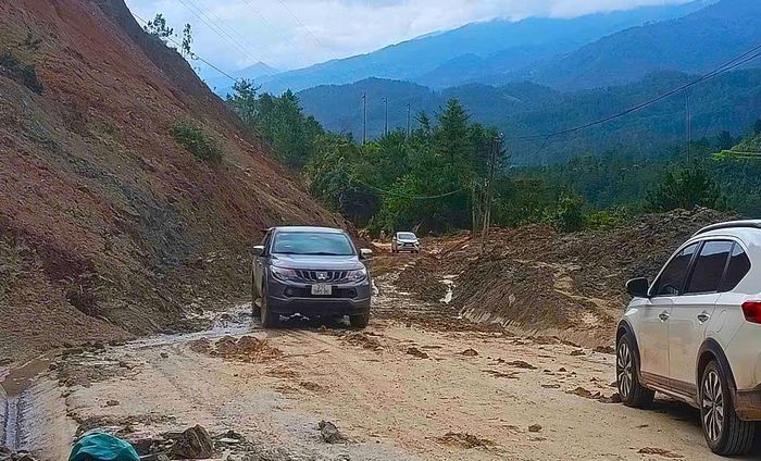 Tại Km 8+100, đường tỉnh Mù Cang Chải - Mường La (ĐT.175b) đã thông xe sau thời gian tắc đường do sạt lở.