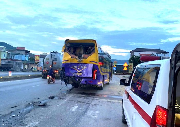 Chiếc xe dừng lại bên đường bị đâm biến dạng phần sau (Ảnh: Đ.D.C).
