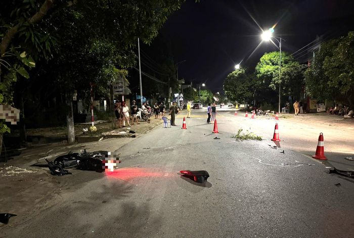 Hiện trường vụ hai xe máy đối đầu ở tỉnh Hưng Yên khiến bốn thanh niên thương vong.