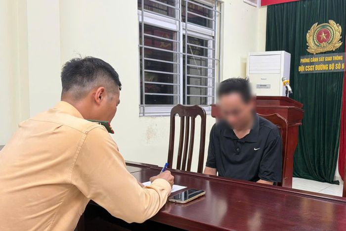 CSGT đã bàn giao tài xế sinh năm 1996 cho Công an phường Từ Liêm.