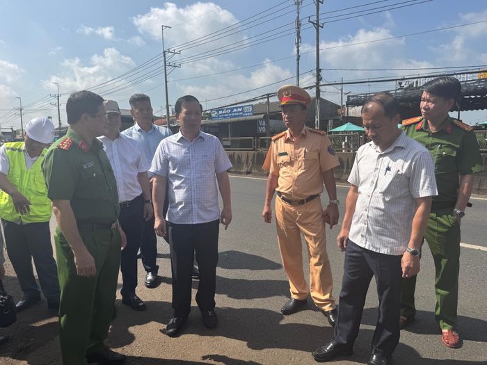 Lãnh đạo địa phương và lực lượng chức năng có mặt tại hiện trường.