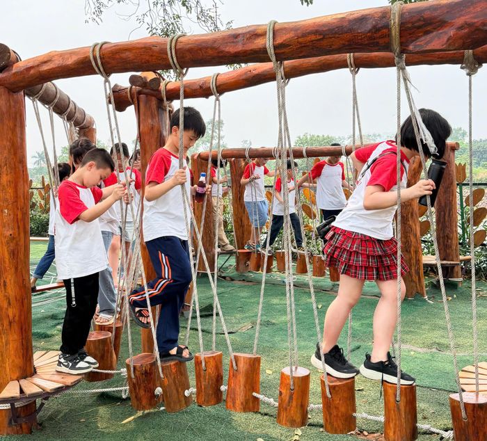 Mở rộng không gian học tập ngoài nhà trường, hiệu trưởng trực tiếp chịu trách nhiệm về an toàn khi học sinh đi trải nghiệm.