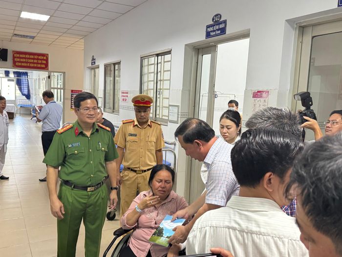 Lãnh đạo thành phố thăm hỏi nạn nhân vụ tai nạn.