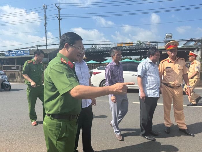Vị trí bắt đầu xe va chạm vào dải phân cách lề phải.