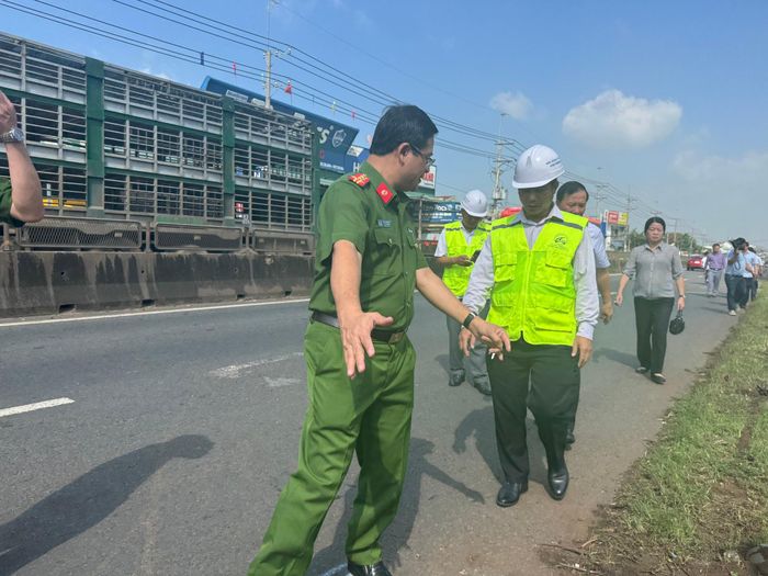 Đoàn công tác kiểm tra hiện trường.
