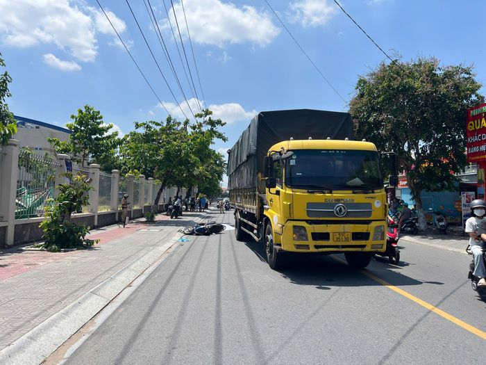 Lực lượng chức năng khám nghiệm hiện trường.