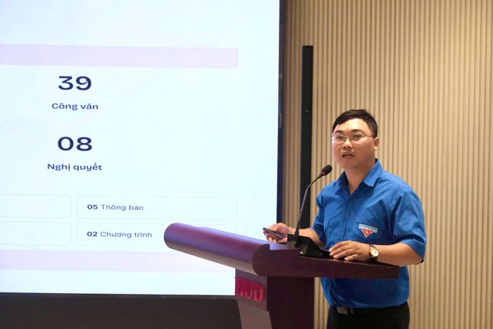 Phó Bí thư thường trực Đoàn Thanh niên Bộ Xây dựng Vũ Minh Thái báo cáo kết quả công tác Đoàn và phong trào thanh niên 6 tháng đầu năm (Ảnh: Thanh Tùng).