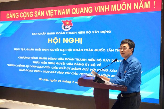 Bí thư Đoàn Thanh niên Chính phủ Bùi Hoàng Tùng đánh giá cao cách tổ chức hội nghị của Đoàn Thanh niên Bộ Xây dựng (Ảnh: Thanh Tùng).
