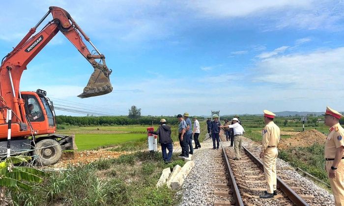 Các lực lượng chức năng tiến hành đóng, xóa bỏ lối đi tự mở qua đường sắt. (Ảnh: CSGT Quảng Trị)