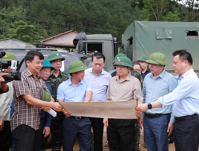 Phó Thủ tướng Chính phủ Hồ Quốc Dũng kiểm tra, chỉ đạo khắc phục hậu quả mưa lũ tại Lai Châu tại hiện trường.