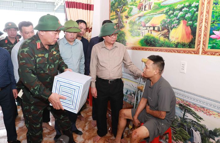 Phó Thủ tướng Chính phủ Hồ Quốc Dũng thăm hỏi nạn nhân Nguyễn Thanh Hải có vợ và hai con bị tử vong, do mưa lũ tại Lai Châu.