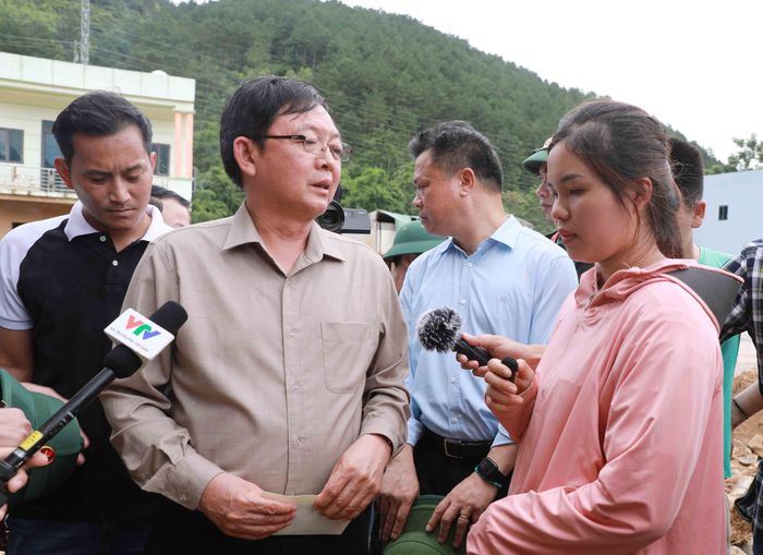 Phó Thủ tướng Chính phủ Hồ Quốc Dũng thăm hỏi gia đình nạn nhân bị ảnh hưởng do mưa lũ tại Lai Châu.
