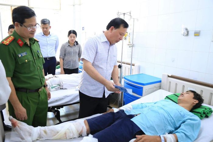 Lãnh đạo địa phương thăm hỏi động viên các nạn nhân.