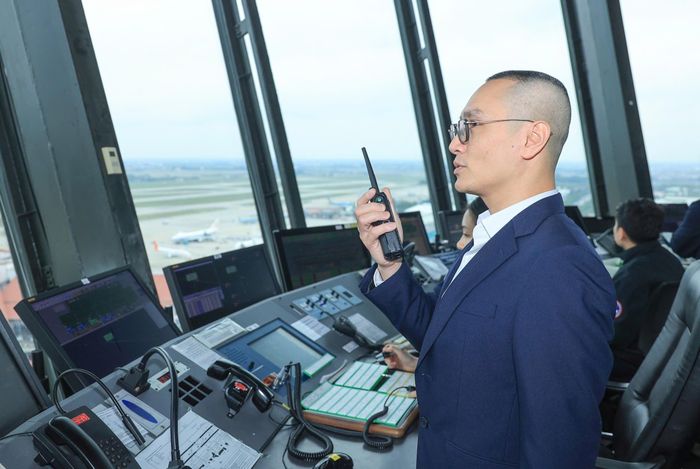 Kiểm soát viên không lưu Nguyễn Hoàng Sơn trong một kíp trực tại Đài kiểm soát không lưu Nội Bài.
