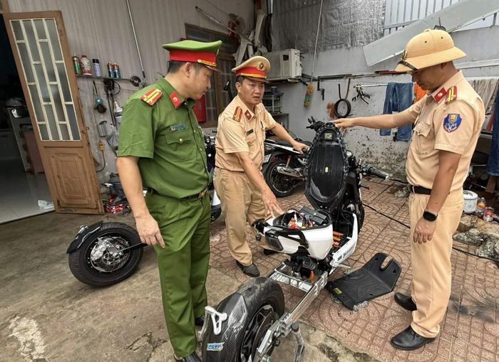 Lực lượng công an tỉnh Đắk Lắk phát hiện thiếu niên 15 tuổi độ, chế xe đạp điện chạy tới 100km/h tiềm ẩn rủi ro mất an toàn giao thông.
