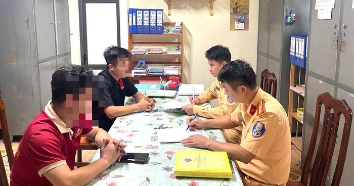 Lực lượng CSGT đã lập biên bản và xử lý đối với hai tài xế xe khách.